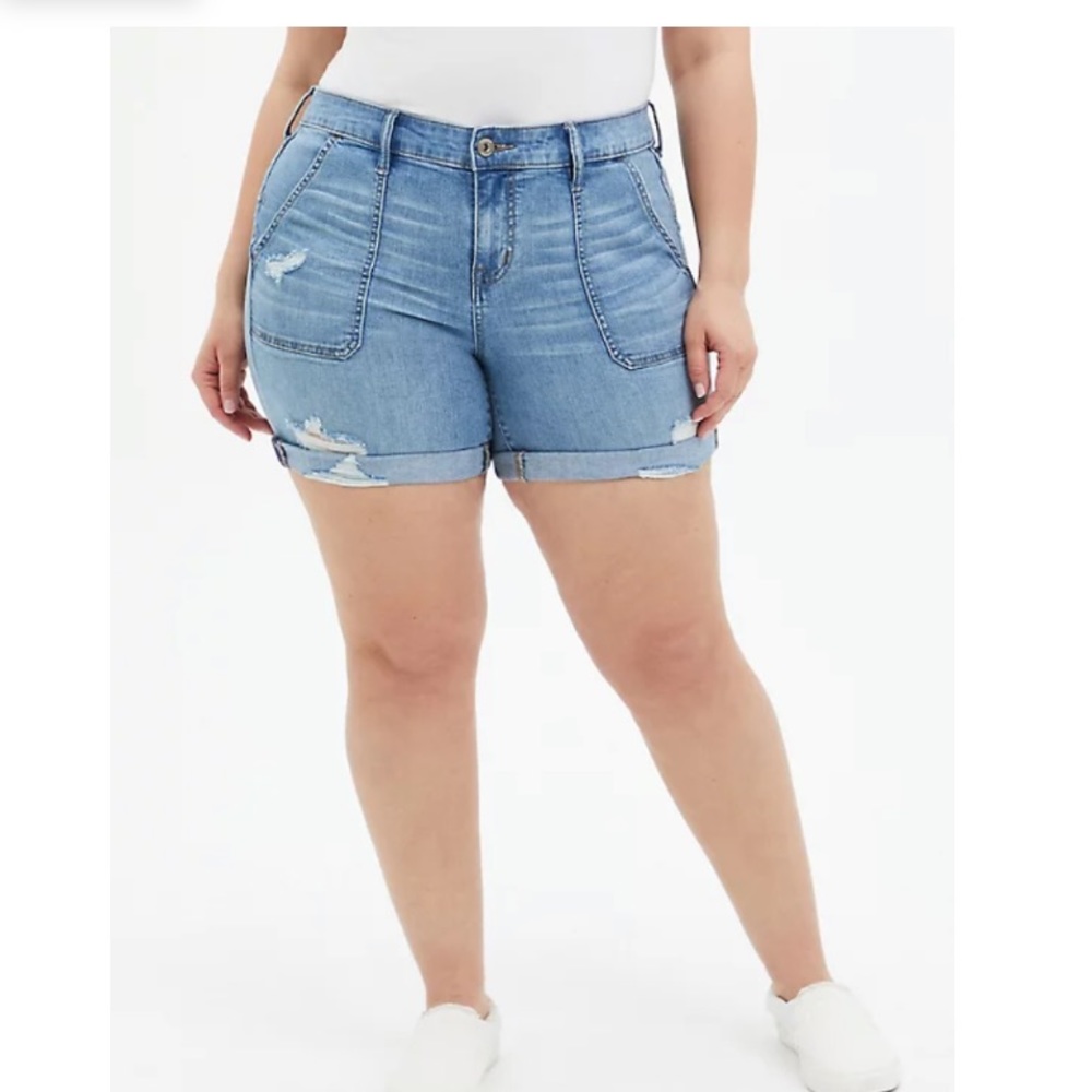 TORRID MID RISE MIDI SHORT - VINTAGE STRETCH LIGHT WASH 14